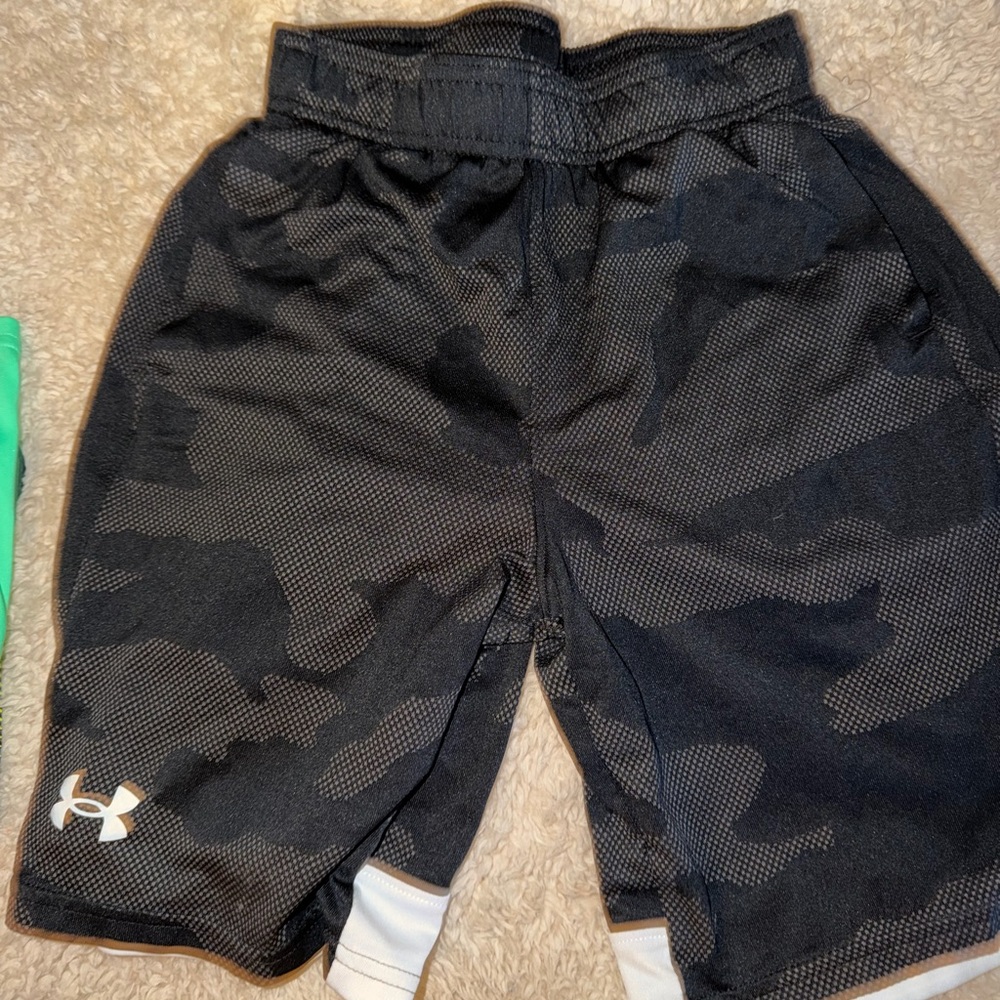 3 Under Armour Kids Black & green Patterned Shorts various size